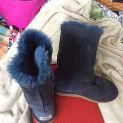 Blue lined ugg boots size 4 $50   