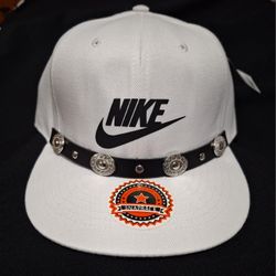 NIKE HAT NEW SNAPBACK WHITE HAT 