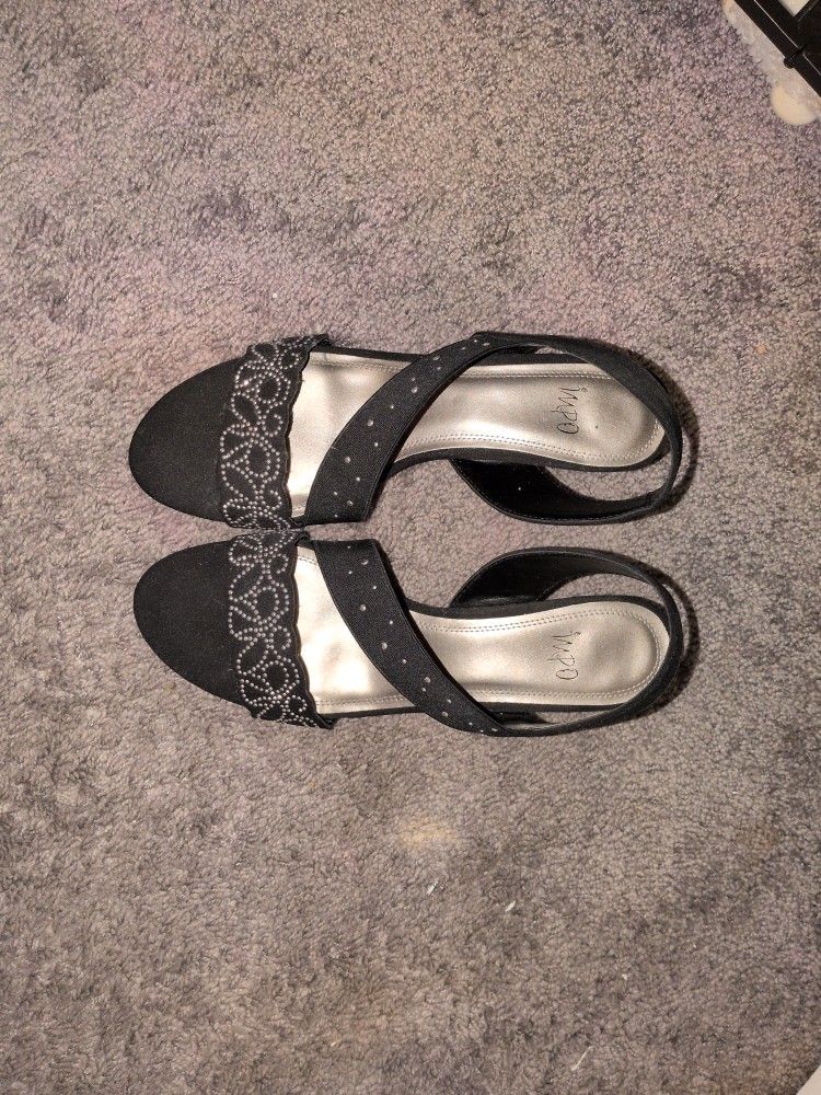 Color: Black
Heel: Low heel
Brand: Impo