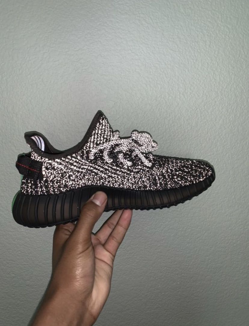 DS NEW YEEZY BLACK STATIC REFLECTIVES SIZE 10.5