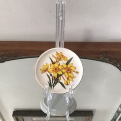 Vintage Floral Decorative Plate with Yellow Daffodils 🌼  