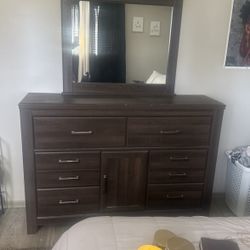 Dresser w/mirror