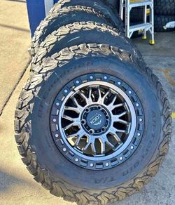 Rines nuevos 17*9 para Toyota Tacoma Chevy Silverado Con llantas 285/70/17 en buenas condiciones