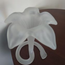 FREE STANDING SATIN GLASS FLOWER SHAPED BUD VASE WHITE