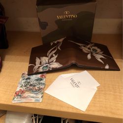 Valentino Garavani Double wallet Lux https://offerup.com/redirect/?o=TGVhdGhlci5OZXc=