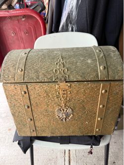 Gold treasure chest 16x13x10 Metal