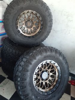 Bendo un set de Rines nuevos con llantas usados 28570R17 para FORD