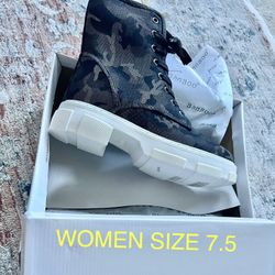 New BambooWomen Lace Up Boot Size  7.5 (Nuevas). 