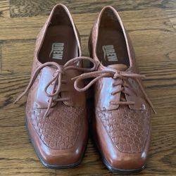 Drew 80s Retro 40s Lace-Up short heel brown woven leather Shoe in 9W