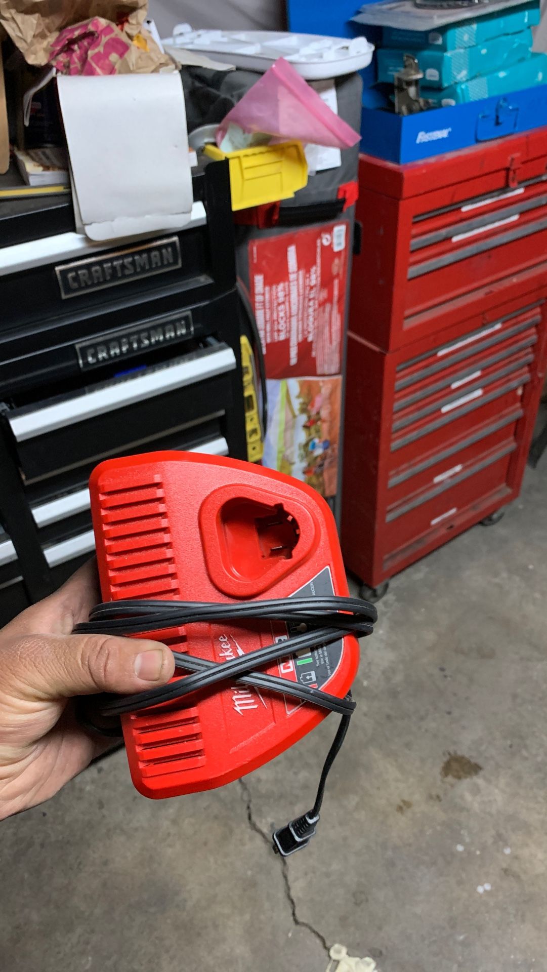 Milwuakee charger m12
