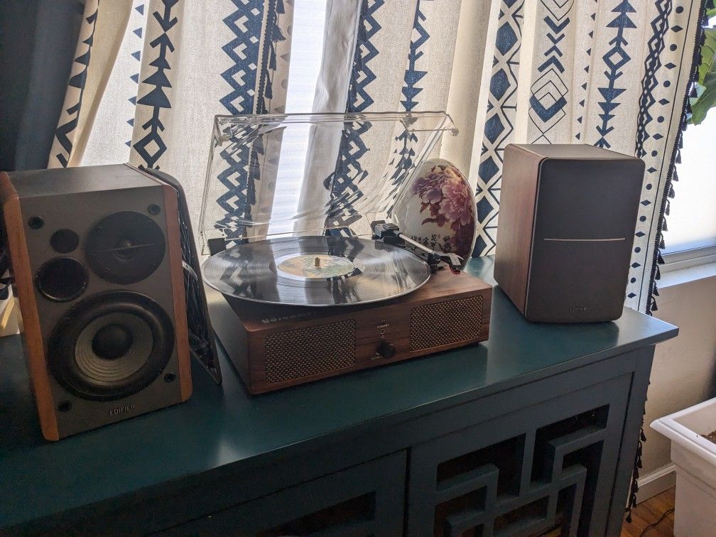Edifer Speakers + uDreamer Vinyl Player Set
