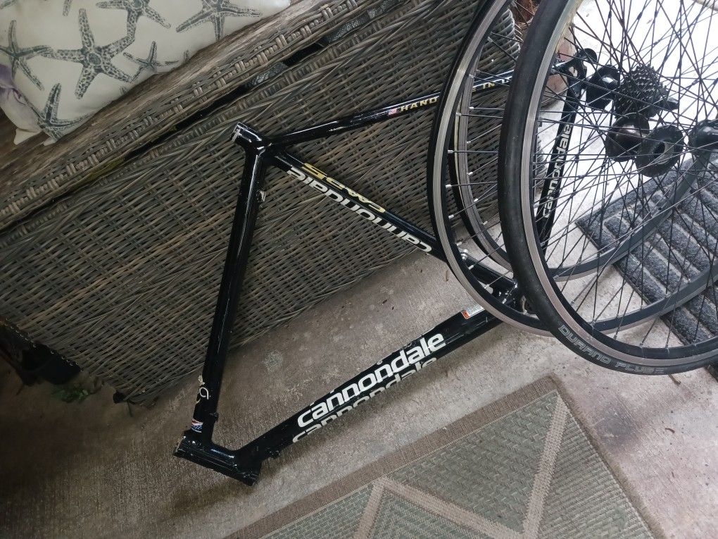 CANNONDALE CAAD5 LUTE WEIGHT FRAME WITH 3 RIMS TIRES 100 FINAL PRICE THIS COST 700 JUST FRANE