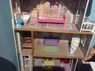 Kid craft doll house