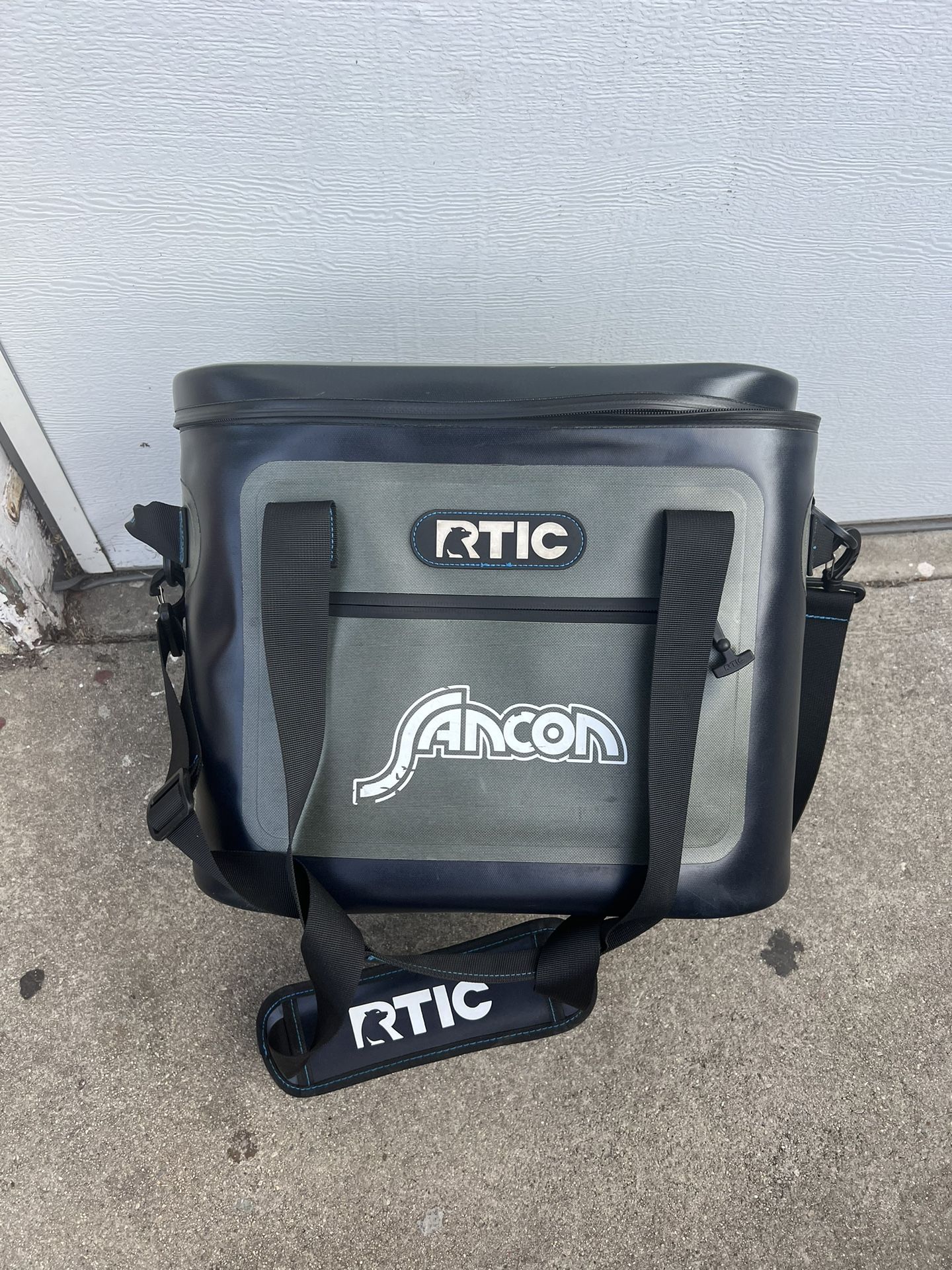RTIC COOLER 20 CAN