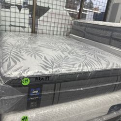 QUEEN SIZE SEALY POSTUREPEDIC PLUS PILLOW TOP MATTRESS & BOX SPRING BED SET