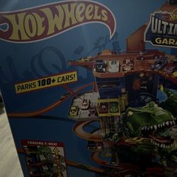 New In Box! Hot Wheels Ultimate Garage. Parks 100 Cars.