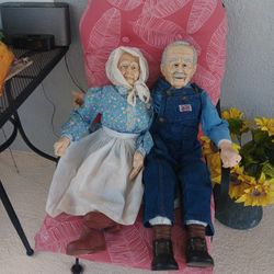 Moma And Papa Porcelain Dolls 