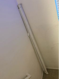 Motorized projector screen