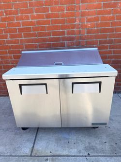True TSSU-48-12-HC 48" TSSU Series Sandwich/Salad Prep Table w/ Refrigerated Base, 115v