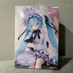 NEW IN BOX FuRyu Hatsune Miku Vintage Doll Style Noodle Stopper Figure