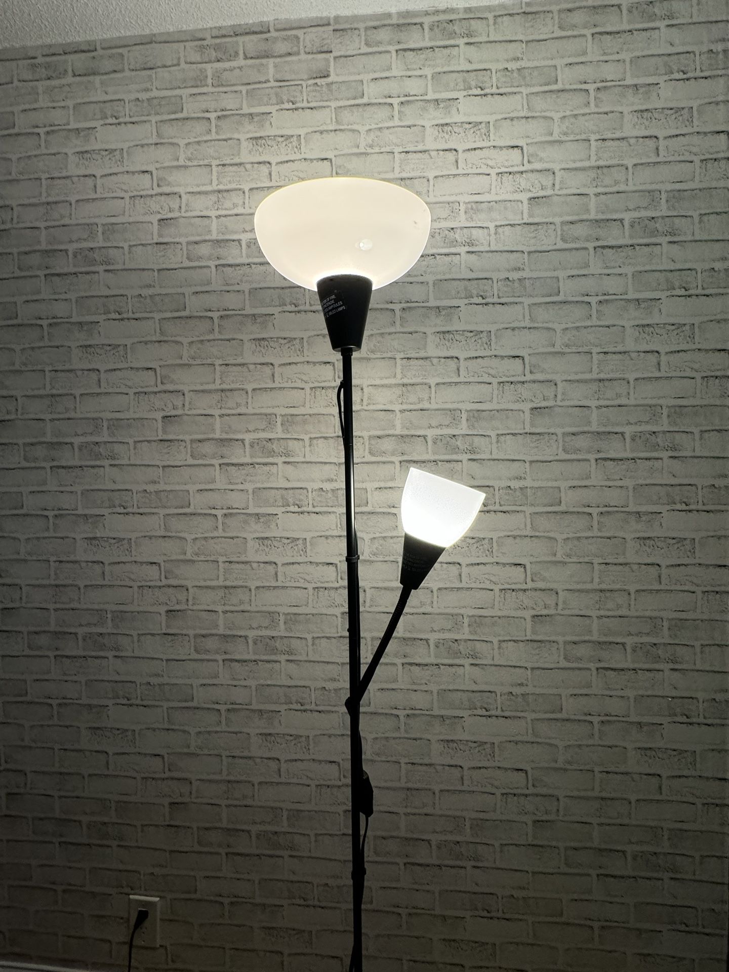 Floor uplighter with light bulb, black/white included light bulb