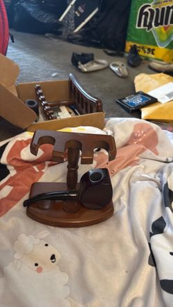 Abby pipe stand with one pipe