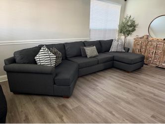Haverty’s sectional with chaise & Cuddler