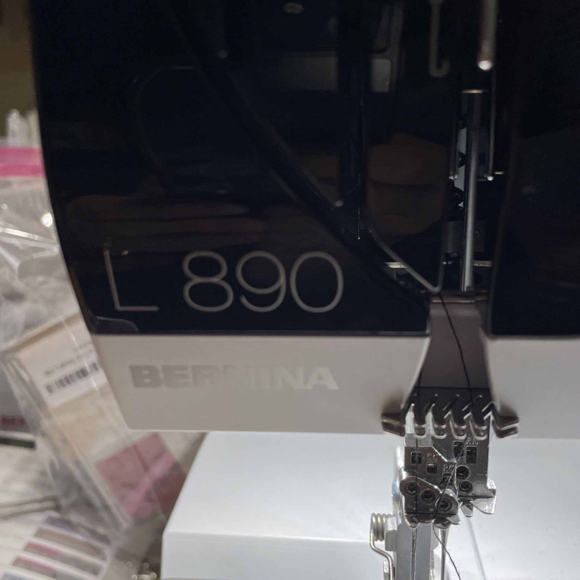 BERNINA L 890 SERGER OVERLOCK MACHINE LIKE NEW for Sale in Marysville