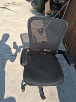 Comfortable ergonomic office chair in good working condition.

Features a breathable mesh back to help keep you cool, a thick padded seat, adjustable 
