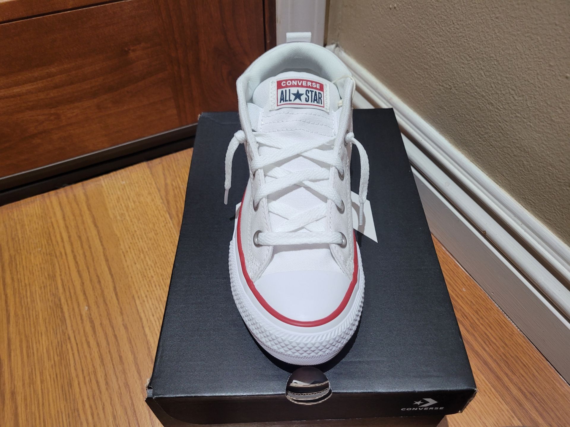 CONVERSE! KIDS SIZE 4 SHOES! Brand New In Box. RETAILS $50