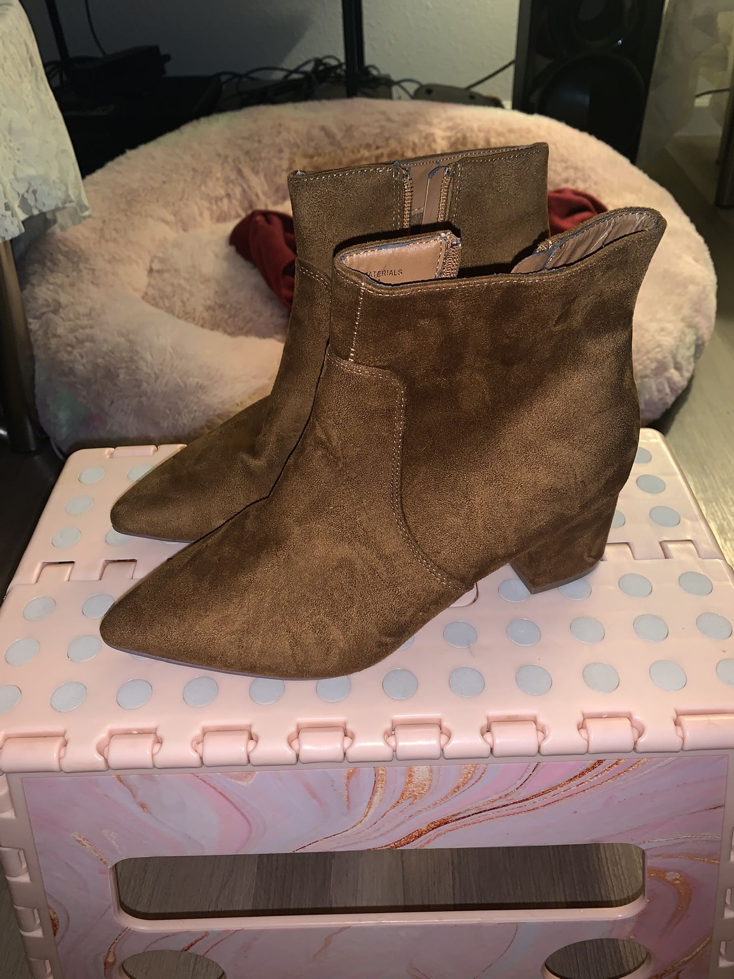 WOMEN’S BOOTS