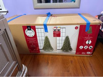 7.5 ft Pre-Lit Christmas Tree