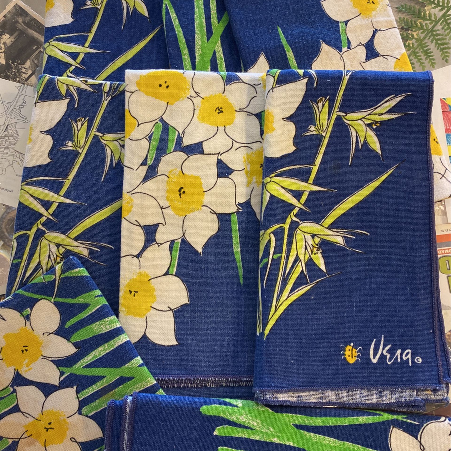 Vintage Vera Napkins 8 Total, 2 Of Them Need Soaking, 15x15”,cobalt Blue Floral Daffodils Thanksgiving Table Setting Christmas Dinner