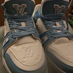 NICE LV SHOES BLUE HIHLIGHT SIZE 9 OR 9.5