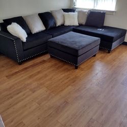 Black Velvet Sectional w Ottoman 