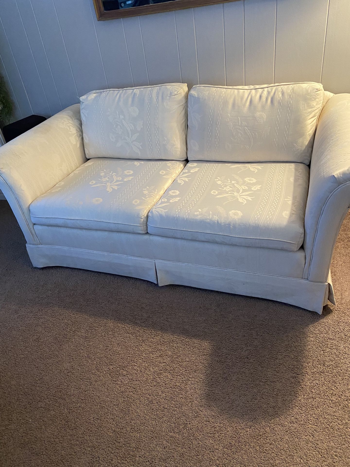 VINTAGE IVORY FLOWER LOVE SEAT SUPER CLEAN , NO RIPS OR STAI S, FROM PET FREE SMOKE FREE HOME