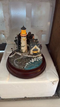 Thomas Kinkade "A Light In The Storm" Lighthouse Figurine #A9928 Hawthorne Village
