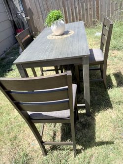 Se vende comedor alto de 4 sillas en perfecto estado por $135