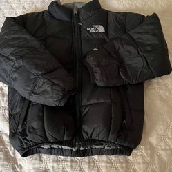 It’s Very Good Jacket For Boys From North Face It’s A Reversible The Size Is XSTP Barely Used The Color Is Black And gray It’s For Kids Not Adults 