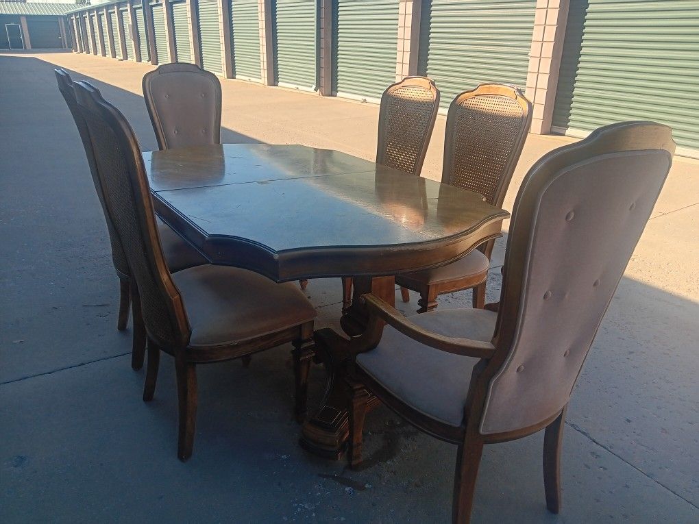 Dinning Table W/ 6 Chairs 70"Lx43"Wx30"tall Can Seat 8 With Leafs