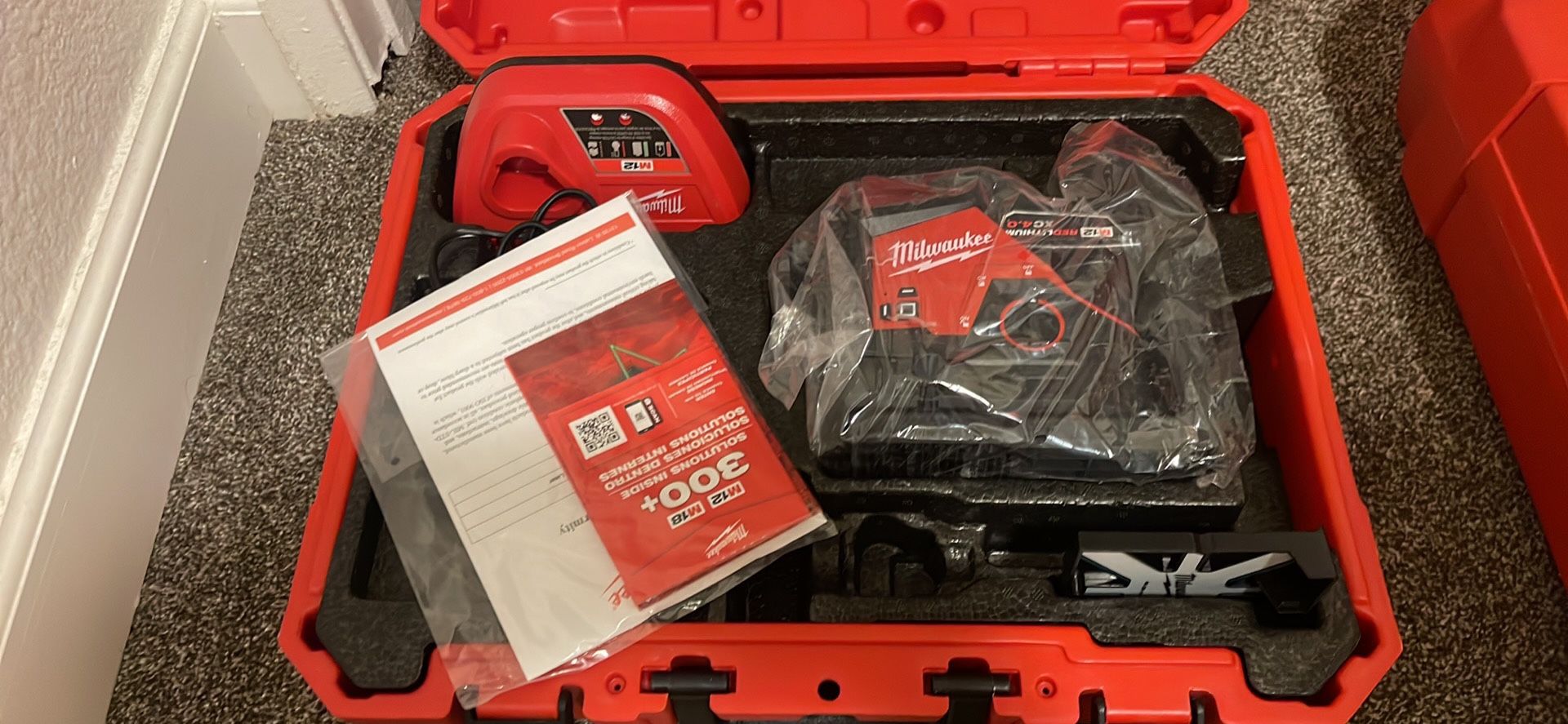 Milwaukee M12 12 Volt Lithium Ion Cordless Green 250 ft. 3 Plane Laser Level Kit with One 4.0 Ah Battery