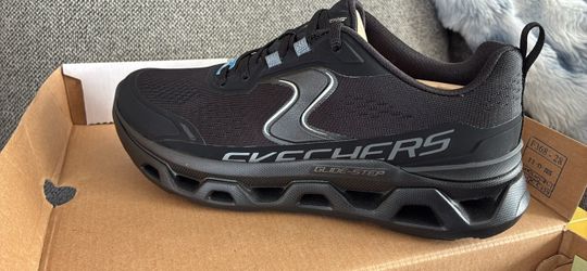 Woman’s 7.5 Skechers Glide-Step Sneakers