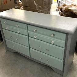 Beautiful Solid Wood 6 Drawer Dresser! 