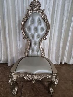 Quincen̈era King Chair