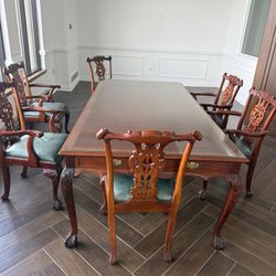 Antique table with 6 chairs in good condition 