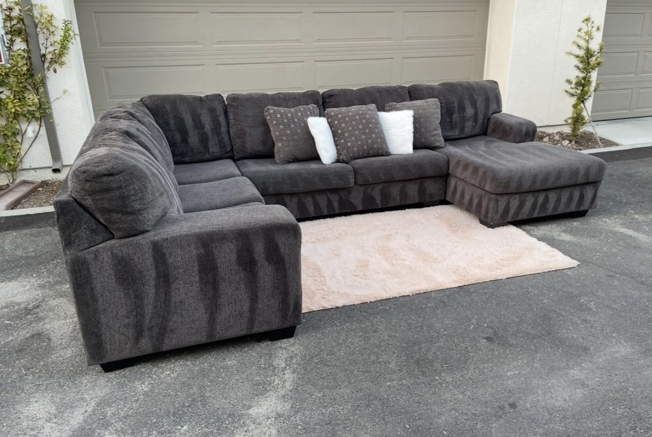 Stunning Dark Gray sectional Couch In Excellent Condition - Free Delivery 🚚