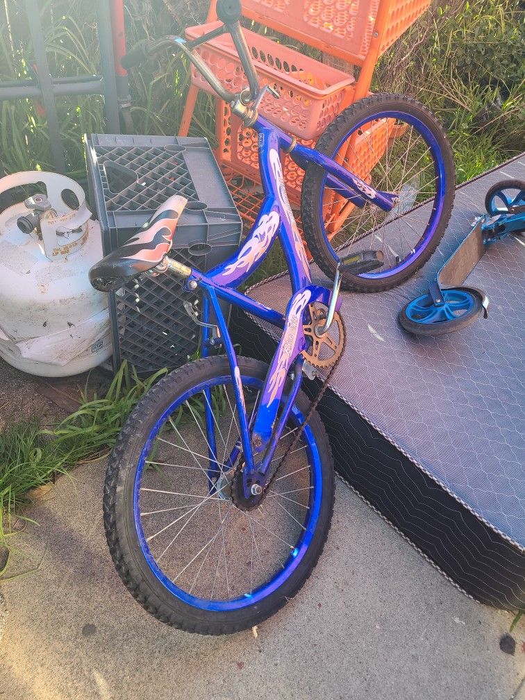 Selling The Blue One Is 25 And The Yellow One Is 20