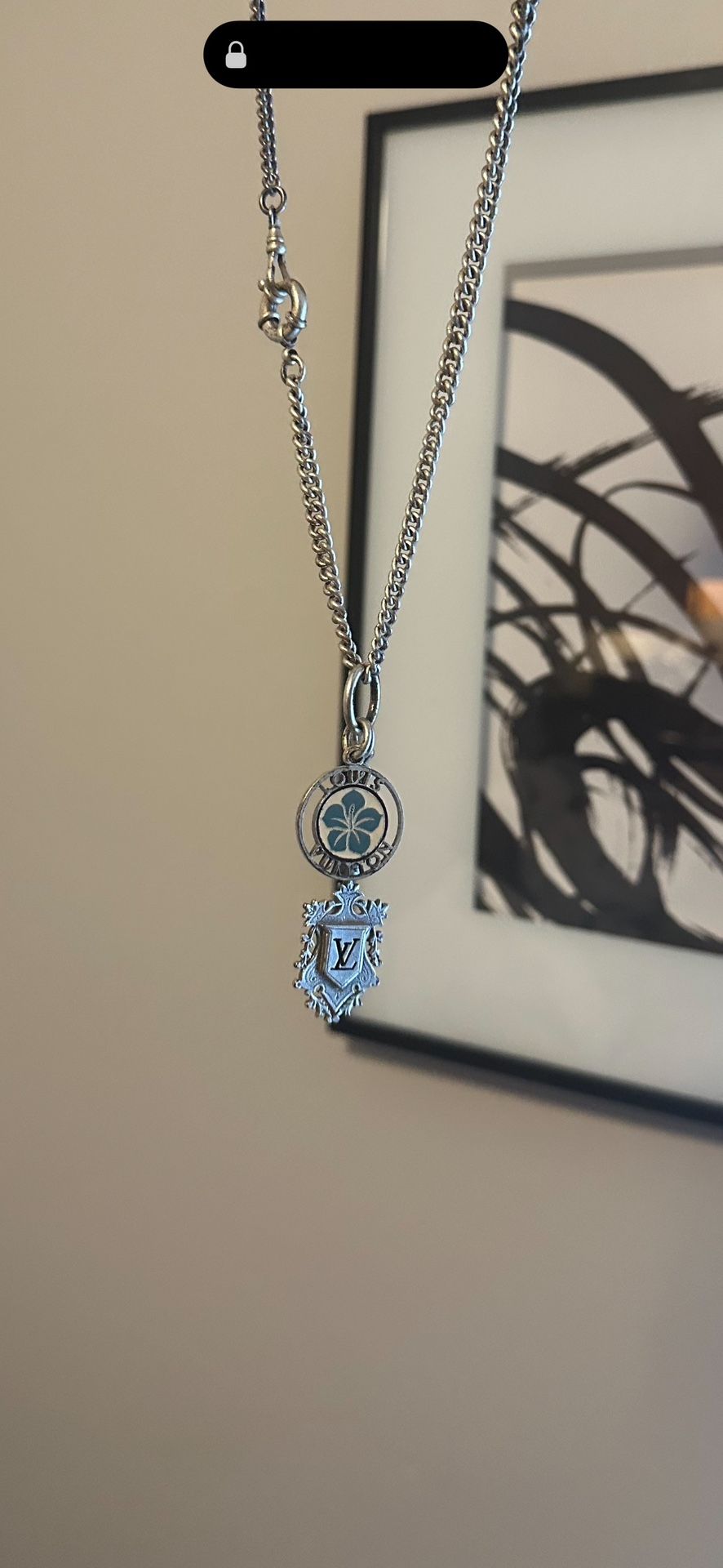 Louis v Chain (2 Charms Attached) *used*