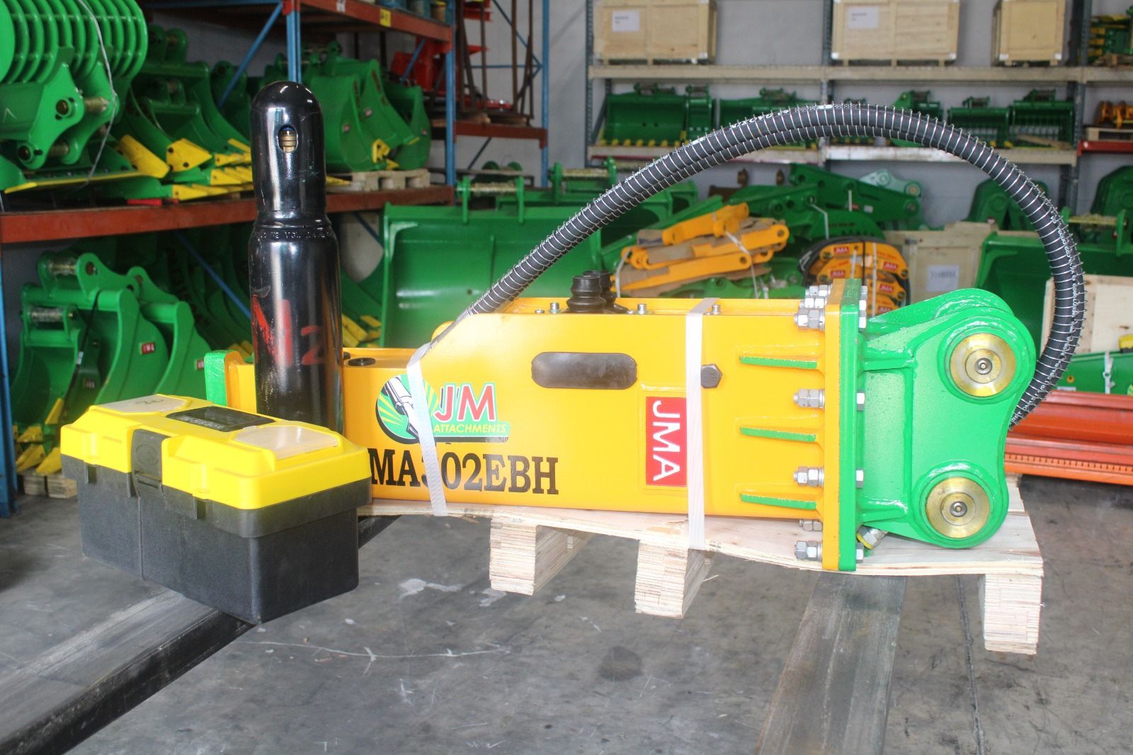 Mini Excavator Caterpillar CAT-302, JMA302BH Silence Hammer. It Fits with 2-3 Tons Machine.