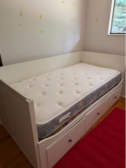 white Trundle bed
